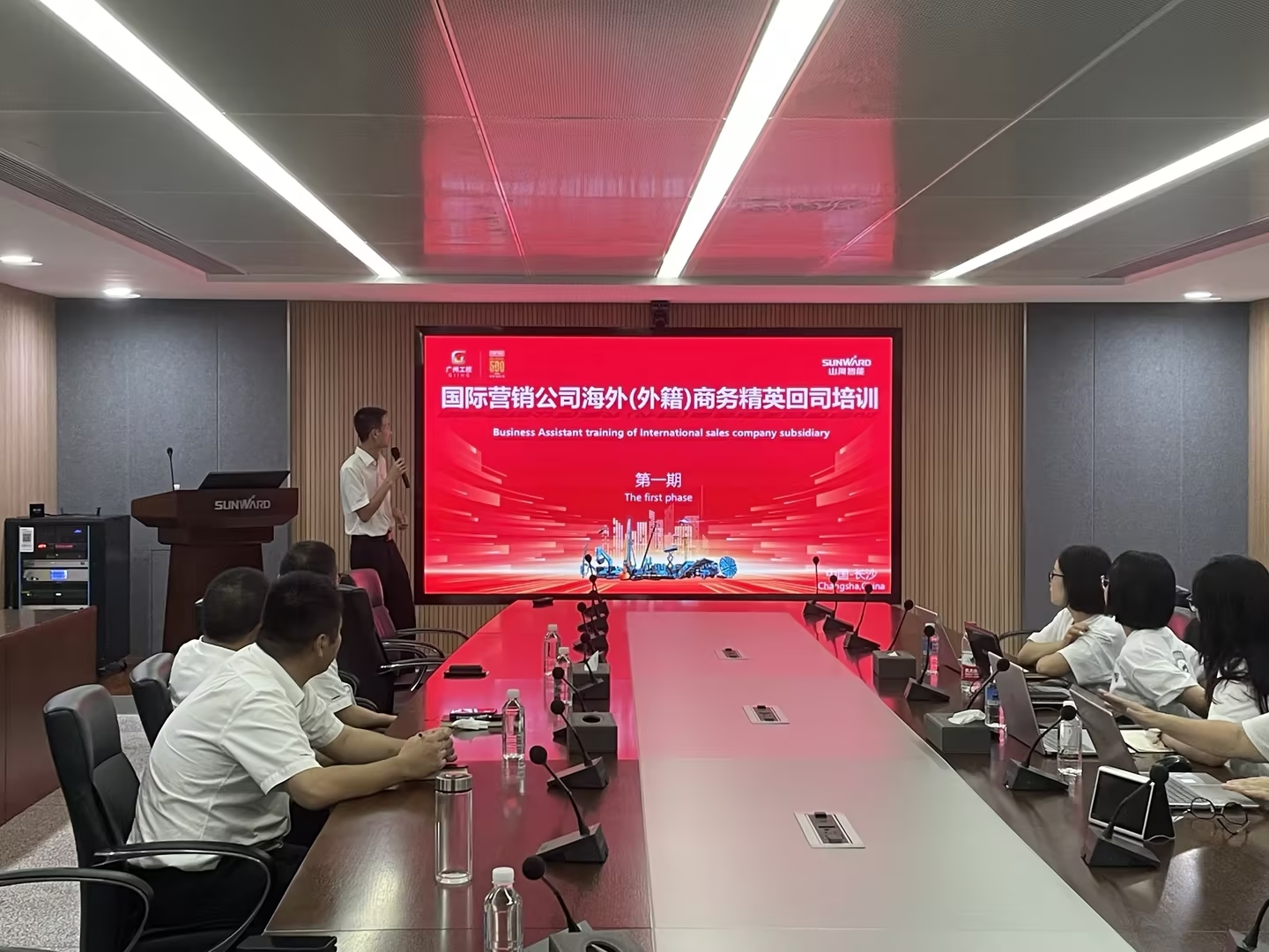 Với sự tham gia của nhiều nhân viên nước ngoài và các lãnh đọ chủ chốt của Tổng bộ